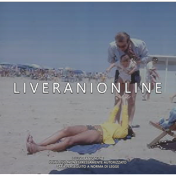 COL-RETROSPETTIVA LARA SAINT PAUL CANTANTE NELLA FOTO LARA SAINT PAUL CON LA FIGLIA E IL MARITO PIEQUINTO CARIAGGI A RICCIONE NELL\'ANNO 1969 AG ALDO LIVERANI SAS
