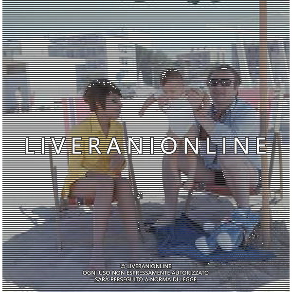 COL-RETROSPETTIVA LARA SAINT PAUL CANTANTE NELLA FOTO LARA SAINT PAUL CON LA FIGLIA E IL MARITO PIEQUINTO CARIAGGI A RICCIONE NELL\'ANNO 1969 AG ALDO LIVERANI SAS