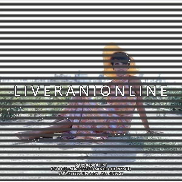 COL-RETROSPETTIVA LARA SAINT PAUL CANTANTE NELLA FOTO LARA SAINT PAUL A RICCIONE NELL\'ANNO 1969 AG ALDO LIVERANI SAS