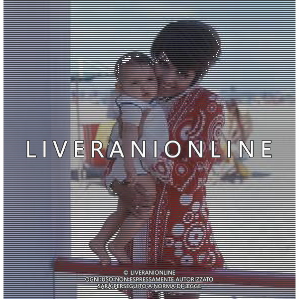 COL-RETROSPETTIVA LARA SAINT PAUL CANTANTE NELLA FOTO LARA SAINT PAUL CON LA FIGLIA A RICCIONE NELL\'ANNO 1969 AG ALDO LIVERANI SAS