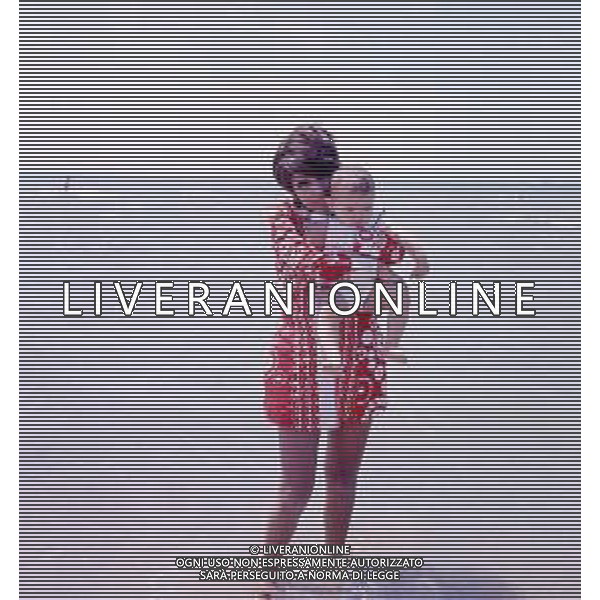 COL-RETROSPETTIVA LARA SAINT PAUL CANTANTE NELLA FOTO LARA SAINT PAUL CON LA FIGLIA A RICCIONE NELL\'ANNO 1969 AG ALDO LIVERANI SAS
