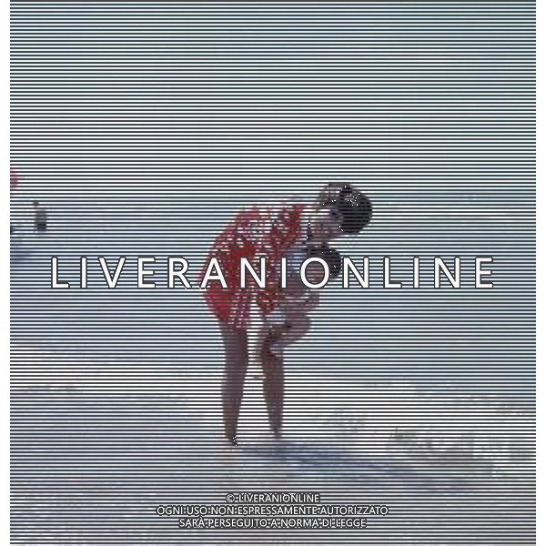 COL-RETROSPETTIVA LARA SAINT PAUL CANTANTE NELLA FOTO LARA SAINT PAUL CON LA FIGLIA A RICCIONE NELL\'ANNO 1969 AG ALDO LIVERANI SAS