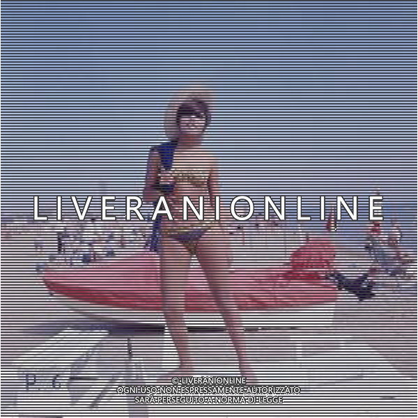 COL-RETROSPETTIVA LARA SAINT PAUL CANTANTE NELLA FOTO LARA SAINT PAUL A RICCIONE NELL\'ANNO 1969 AG ALDO LIVERANI SAS