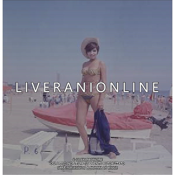 COL-RETROSPETTIVA LARA SAINT PAUL CANTANTE NELLA FOTO LARA SAINT PAUL A RICCIONE NELL\'ANNO 1969 AG ALDO LIVERANI SAS
