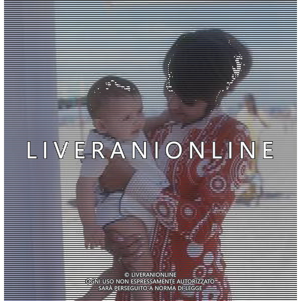 COL-RETROSPETTIVA LARA SAINT PAUL CANTANTE NELLA FOTO LARA SAINT PAUL CON LA FIGLIA A RICCIONE NELL\'ANNO 1969 AG ALDO LIVERANI SAS