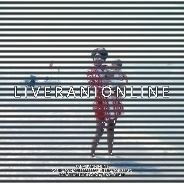 COL-RETROSPETTIVA LARA SAINT PAUL CANTANTE NELLA FOTO LARA SAINT PAUL CON LA FIGLIA A RICCIONE NELL\'ANNO 1969 AG ALDO LIVERANI SAS