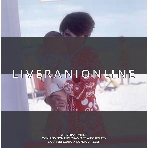 COL-RETROSPETTIVA LARA SAINT PAUL CANTANTE NELLA FOTO LARA SAINT PAUL CON LA FIGLIA A RICCIONE NELL\'ANNO 1969 AG ALDO LIVERANI SAS