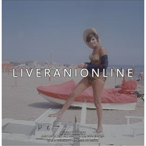 COL-RETROSPETTIVA LARA SAINT PAUL CANTANTE NELLA FOTO LARA SAINT PAUL A RICCIONE NELL\'ANNO 1969 AG ALDO LIVERANI SAS