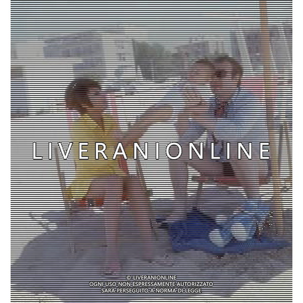 COL-RETROSPETTIVA LARA SAINT PAUL CANTANTE NELLA FOTO LARA SAINT PAUL CON LA FIGLIA E IL MARITO PIEQUINTO CARIAGGI A RICCIONE NELL\'ANNO 1969 AG ALDO LIVERANI SAS