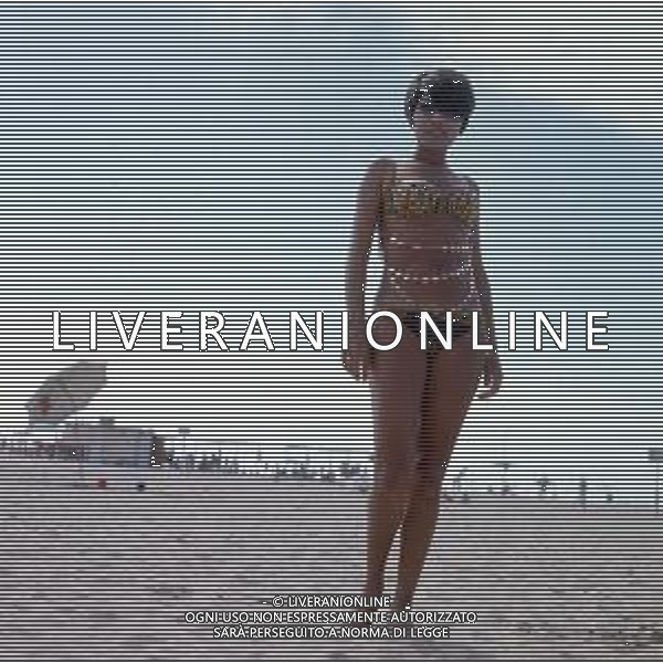 COL-RETROSPETTIVA LARA SAINT PAUL CANTANTE NELLA FOTO LARA SAINT PAUL A RICCIONE NELL\'ANNO 1969 AG ALDO LIVERANI SAS