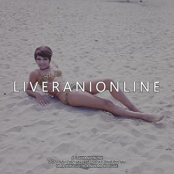 COL-RETROSPETTIVA LARA SAINT PAUL CANTANTE NELLA FOTO LARA SAINT PAUL A RICCIONE NELL\'ANNO 1969 AG ALDO LIVERANI SAS