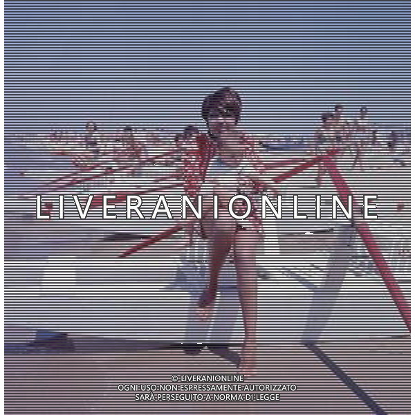 COL-RETROSPETTIVA LARA SAINT PAUL CANTANTE NELLA FOTO LARA SAINT PAUL CON AL FIGLIA A RICCIONE NELL\'ANNO 1969 AG ALDO LIVERANI SAS