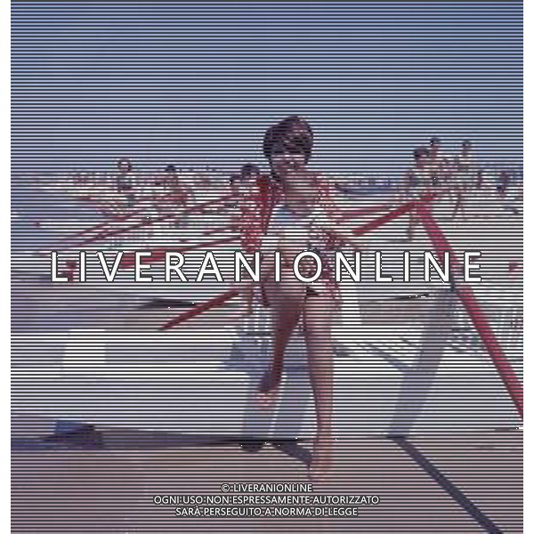 COL-RETROSPETTIVA LARA SAINT PAUL CANTANTE NELLA FOTO LARA SAINT PAUL CON AL FIGLIA A RICCIONE NELL\'ANNO 1969 AG ALDO LIVERANI SAS