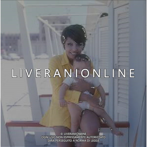COL-RETROSPETTIVA LARA SAINT PAUL CANTANTE NELLA FOTO LARA SAINT PAUL CON IL MARITO PIER QUINTO CARIAGGI E LA FIGLIA A RICCIONE NELL\'ANNO 1969 AG ALDO LIVERANI SAS