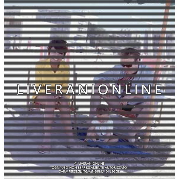 COL-RETROSPETTIVA LARA SAINT PAUL CANTANTE NELLA FOTO LARA SAINT PAUL CON LA FIGLIA E IL MARITO PIEQUINTO CARIAGGI A RICCIONE NELL\'ANNO 1969 AG ALDO LIVERANI SAS