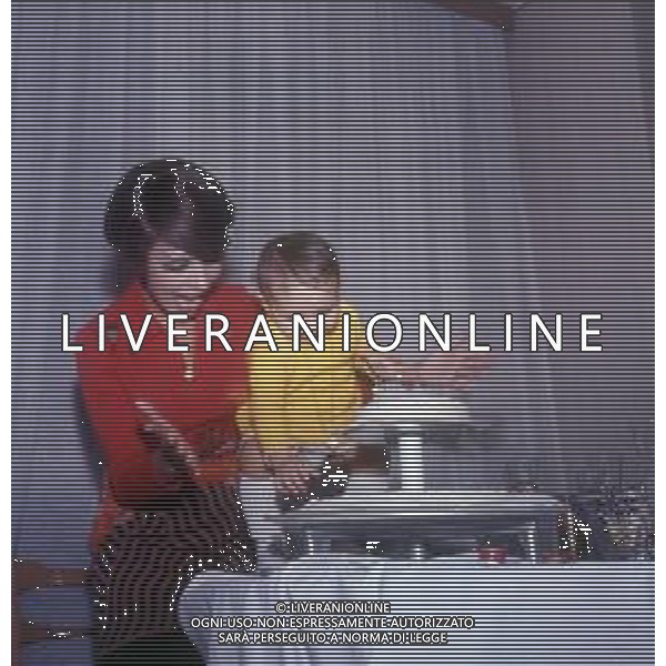 COL-RETROSPETTIVA LARA SAINT PAUL CANTANTE NELLA FOTO LARA SAINT PAUL CON LA FAMIGLIA AG ALDO LIVERANI SAS