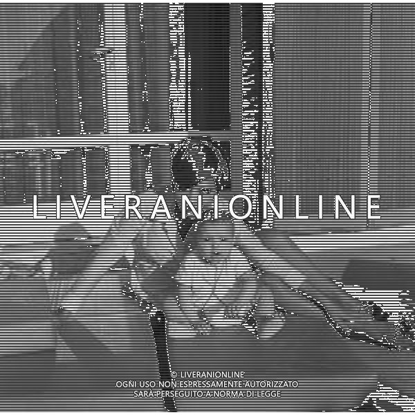 LARA SAINT PAUL, cantante italiana - RETROSPETTIVA nella foto con la figlia sulla spiaggia al mare di Riccione a Luglio 1969 ©ARCHIVIO / AGENZIA ALDO LIVERANI SAS