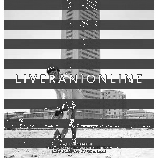 LARA SAINT PAUL, cantante italiana - RETROSPETTIVA nella foto con la figlia sulla spiaggia al mare di Riccione a Luglio 1969 ©ARCHIVIO / AGENZIA ALDO LIVERANI SAS