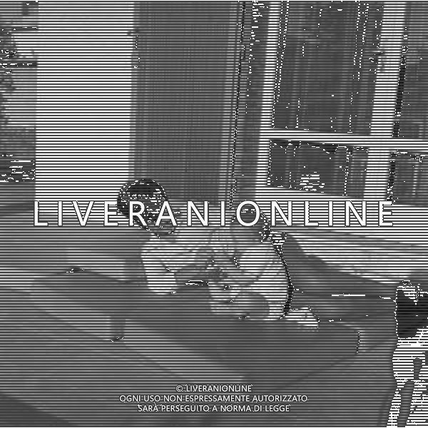 LARA SAINT PAUL, cantante italiana - RETROSPETTIVA nella foto con la figlia sulla spiaggia al mare di Riccione a Luglio 1969 ©ARCHIVIO / AGENZIA ALDO LIVERANI SAS