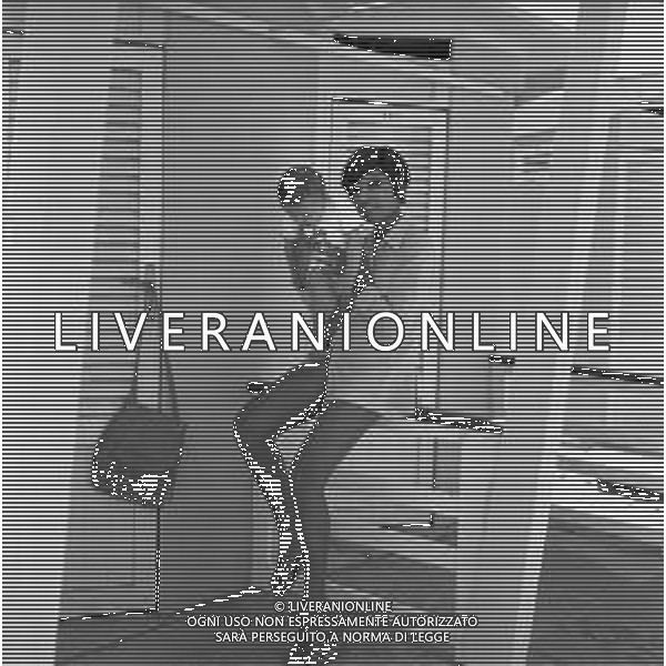 LARA SAINT PAUL, cantante italiana - RETROSPETTIVA nella foto con la figlia sulla spiaggia al mare di Riccione a Luglio 1969 ©ARCHIVIO / AGENZIA ALDO LIVERANI SAS