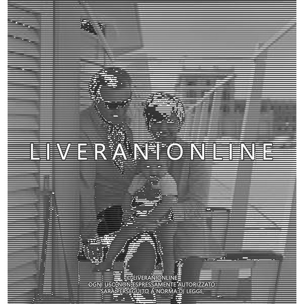 LARA SAINT PAUL, cantante italiana - RETROSPETTIVA nella foto con il marito Pier Quinto Cariaggi e la figlia sulla spiaggia al mare di Riccione a Luglio 1969 ©ARCHIVIO / AGENZIA ALDO LIVERANI SAS