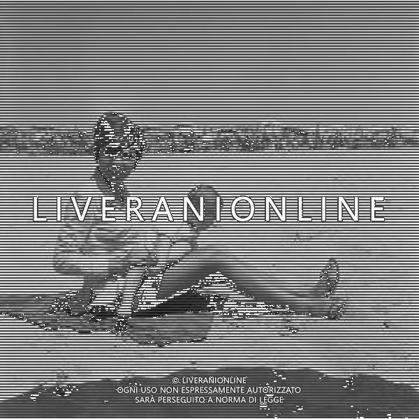 LARA SAINT PAUL, cantante italiana - RETROSPETTIVA nella foto con la figlia sulla spiaggia al mare di Riccione a Luglio 1969 ©ARCHIVIO / AGENZIA ALDO LIVERANI SAS