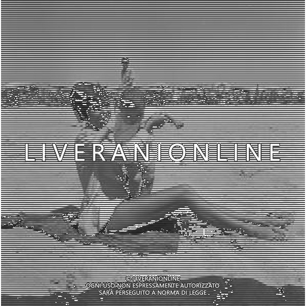 LARA SAINT PAUL, cantante italiana - RETROSPETTIVA nella foto con la figlia sulla spiaggia al mare di Riccione a Luglio 1969 ©ARCHIVIO / AGENZIA ALDO LIVERANI SAS