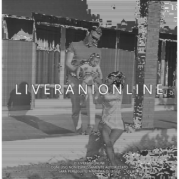 LARA SAINT PAUL, cantante italiana - RETROSPETTIVA nella foto con il marito Pier Quinto Cariaggi e la figlia sulla spiaggia al mare di Riccione a Luglio 1969 ©ARCHIVIO / AGENZIA ALDO LIVERANI SAS