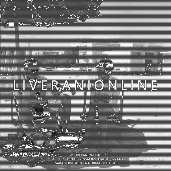 LARA SAINT PAUL, cantante italiana - RETROSPETTIVA nella foto con il marito Pier Quinto Cariaggi e la figlia sulla spiaggia al mare di Riccione a Luglio 1969 ©ARCHIVIO / AGENZIA ALDO LIVERANI SAS