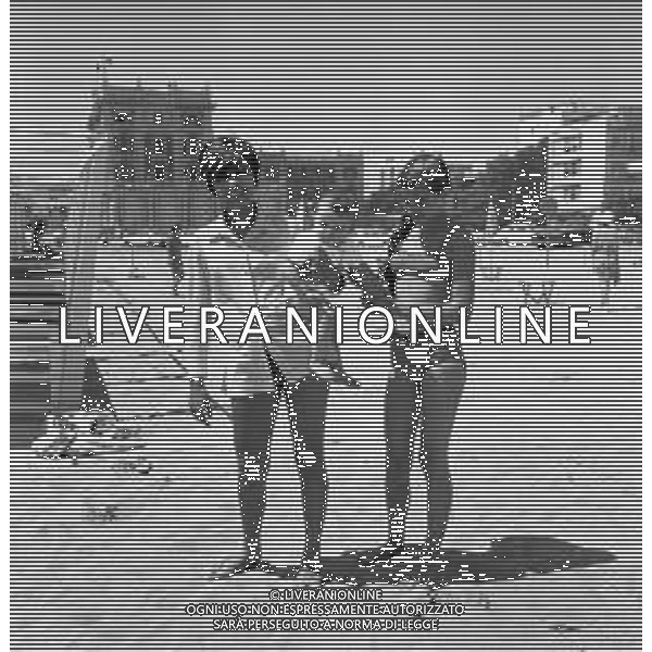 LARA SAINT PAUL, cantante italiana - RETROSPETTIVA nella foto con la figlia sulla spiaggia al mare di Riccione a Luglio 1969 ©ARCHIVIO / AGENZIA ALDO LIVERANI SAS