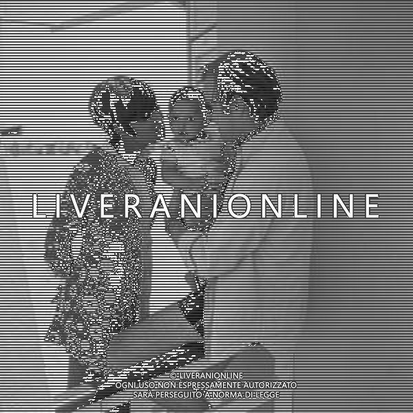 LARA SAINT PAUL, cantante italiana - RETROSPETTIVA nella foto con il marito Pier Quinto Cariaggi e la figlia sulla spiaggia al mare di Riccione a Luglio 1969 ©ARCHIVIO / AGENZIA ALDO LIVERANI SAS