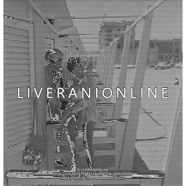 LARA SAINT PAUL, cantante italiana - RETROSPETTIVA nella foto con il marito Pier Quinto Cariaggi e la figlia sulla spiaggia al mare di Riccione a Luglio 1969 ©ARCHIVIO / AGENZIA ALDO LIVERANI SAS