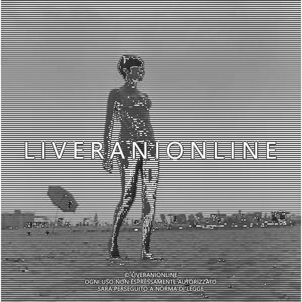 LARA SAINT PAUL, cantante italiana - RETROSPETTIVA nella foto sulla spiaggia al mare di Riccione a Luglio 1969 ©ARCHIVIO / AGENZIA ALDO LIVERANI SAS