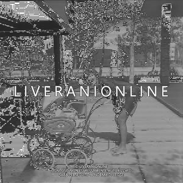 LARA SAINT PAUL, cantante italiana - RETROSPETTIVA nella foto con la figlia sulla spiaggia al mare di Riccione a Luglio 1969 ©ARCHIVIO / AGENZIA ALDO LIVERANI SAS