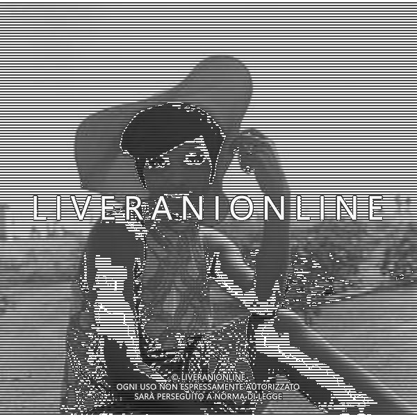LARA SAINT PAUL, cantante italiana - RETROSPETTIVA nella foto sulla spiaggia al mare di Riccione a Luglio 1969 ©ARCHIVIO / AGENZIA ALDO LIVERANI SAS