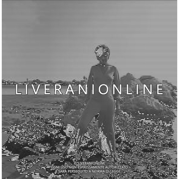 LARA SAINT PAUL, cantante italiana - RETROSPETTIVA nella foto sulla spiaggia al mare di Riccione a Luglio 1969 ©ARCHIVIO / AGENZIA ALDO LIVERANI SAS