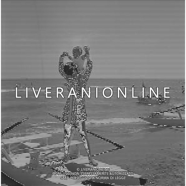 LARA SAINT PAUL, cantante italiana - RETROSPETTIVA nella foto con la figlia sulla spiaggia al mare di Riccione a Luglio 1969 ©ARCHIVIO / AGENZIA ALDO LIVERANI SAS