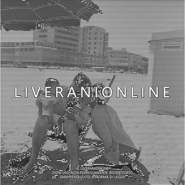 LARA SAINT PAUL, cantante italiana - RETROSPETTIVA nella foto con il marito Pier Quinto Cariaggi e la figlia sulla spiaggia al mare di Riccione a Luglio 1969 ©ARCHIVIO / AGENZIA ALDO LIVERANI SAS
