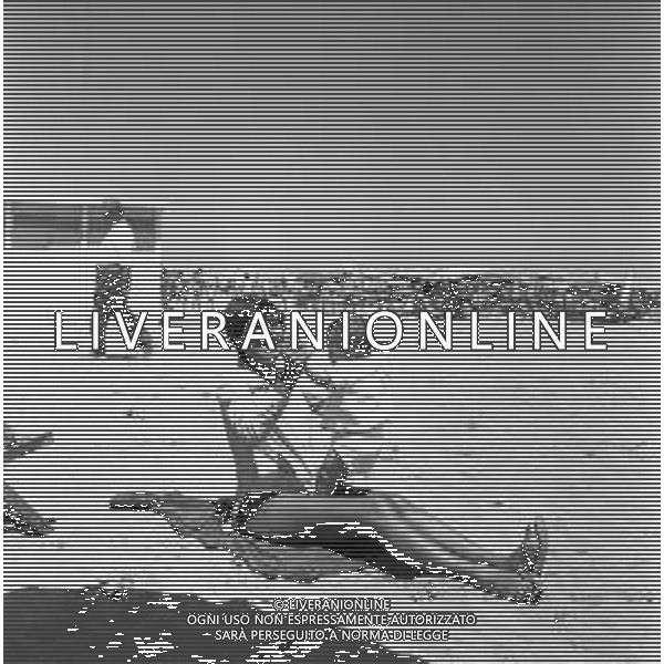 LARA SAINT PAUL, cantante italiana - RETROSPETTIVA nella foto con la figlia sulla spiaggia al mare di Riccione a Luglio 1969 ©ARCHIVIO / AGENZIA ALDO LIVERANI SAS
