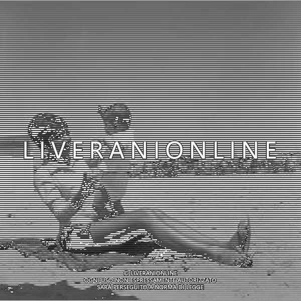 LARA SAINT PAUL, cantante italiana - RETROSPETTIVA nella foto con la figlia sulla spiaggia al mare di Riccione a Luglio 1969 ©ARCHIVIO / AGENZIA ALDO LIVERANI SAS