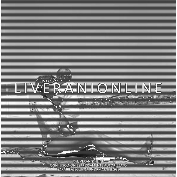 LARA SAINT PAUL, cantante italiana - RETROSPETTIVA nella foto con la figlia sulla spiaggia al mare di Riccione a Luglio 1969 ©ARCHIVIO / AGENZIA ALDO LIVERANI SAS