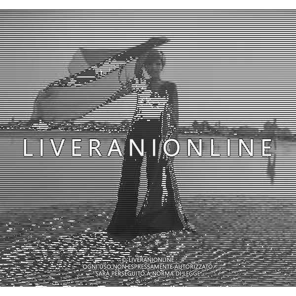 LARA SAINT PAUL, cantante italiana - RETROSPETTIVA nella foto sulla spiaggia al mare di Riccione a Luglio 1969 ©ARCHIVIO / AGENZIA ALDO LIVERANI SAS