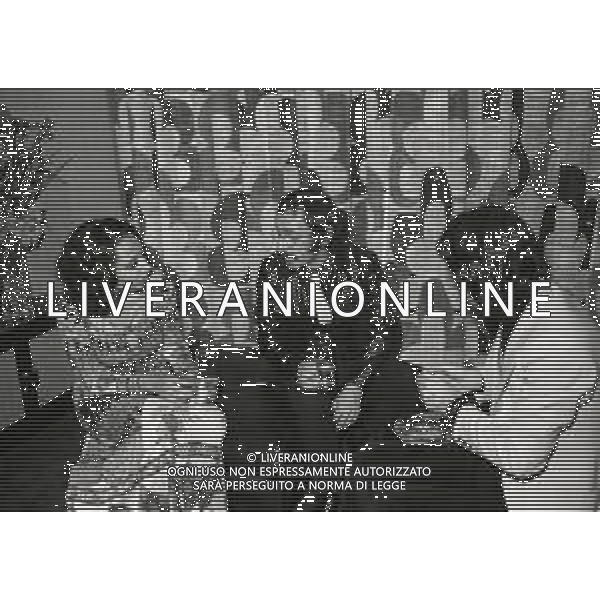 NEG-RETROSPETTIVA LARA SAINT PAUL CANTANTE NELLA FOTO LARA SAINT PAUL CON AMICI IN CASA A UNA FESTA NELL\'ANNO 1972 A MILANO AG ALDO LIVERANI SAS