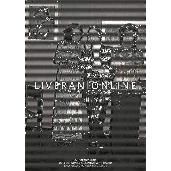 NEG-RETROSPETTIVA LARA SAINT PAUL CANTANTE NELLA FOTO LARA SAINT PAUL CON AMICI IN CASA A UNA FESTA NELL\'ANNO 1972 A MILANO AG ALDO LIVERANI SAS