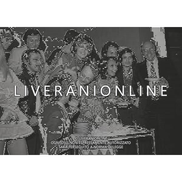NEG-RETROSPETTIVA LARA SAINT PAUL CANTANTE NELLA FOTO LARA SAINT PAUL CON AMICI IN CASA A UNA FESTA NELL\'ANNO 1972 A MILANO AG ALDO LIVERANI SAS