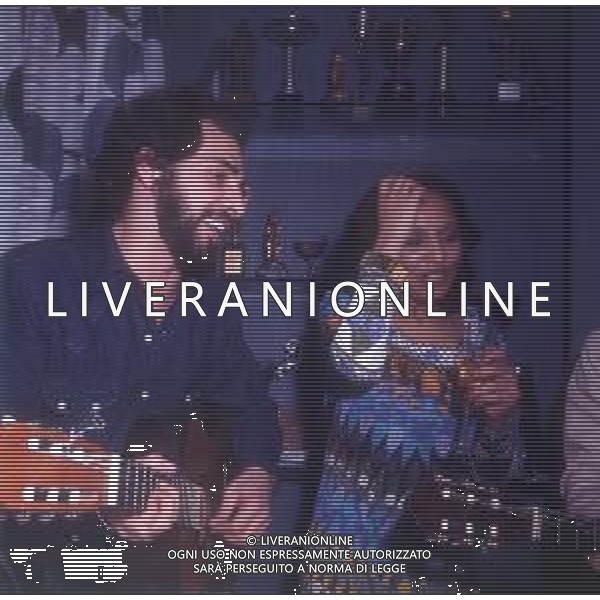 COL-RETROSPETTIVA LARA SAINT PAUL CANTANTE NELLA FOTO LARA SAINT PAUL CON AMICI IN CASA A UNA FESTA NELL\'ANNO 1972 A MILANO AG ALDO LIVERANI SAS