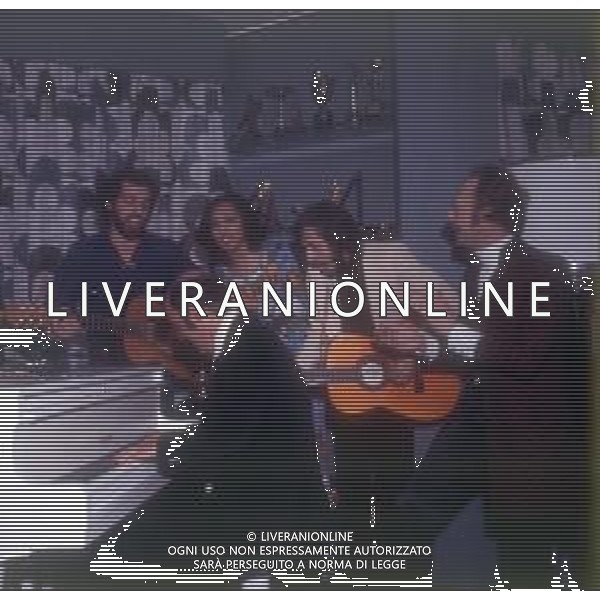 COL-RETROSPETTIVA LARA SAINT PAUL CANTANTE NELLA FOTO LARA SAINT PAUL CON AMICI IN CASA A UNA FESTA NELL\'ANNO 1972 A MILANO AG ALDO LIVERANI SAS