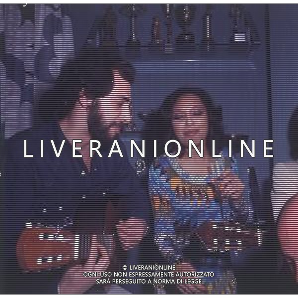 COL-RETROSPETTIVA LARA SAINT PAUL CANTANTE NELLA FOTO LARA SAINT PAUL CON AMICI IN CASA A UNA FESTA NELL\'ANNO 1972 A MILANO AG ALDO LIVERANI SAS