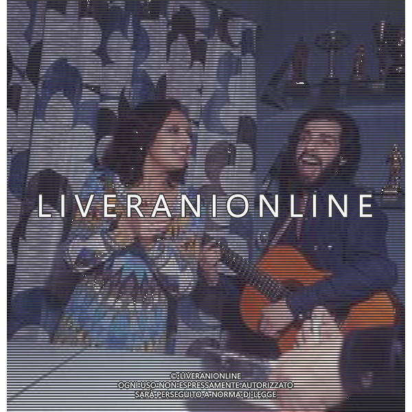 COL-RETROSPETTIVA LARA SAINT PAUL CANTANTE NELLA FOTO LARA SAINT PAUL CON AMICI IN CASA A UNA FESTA NELL\'ANNO 1972 A MILANO AG ALDO LIVERANI SAS