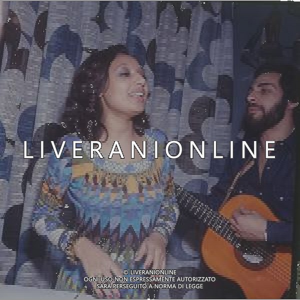 COL-RETROSPETTIVA LARA SAINT PAUL CANTANTE NELLA FOTO LARA SAINT PAUL CON AMICI IN CASA A UNA FESTA NELL\'ANNO 1972 A MILANO AG ALDO LIVERANI SAS